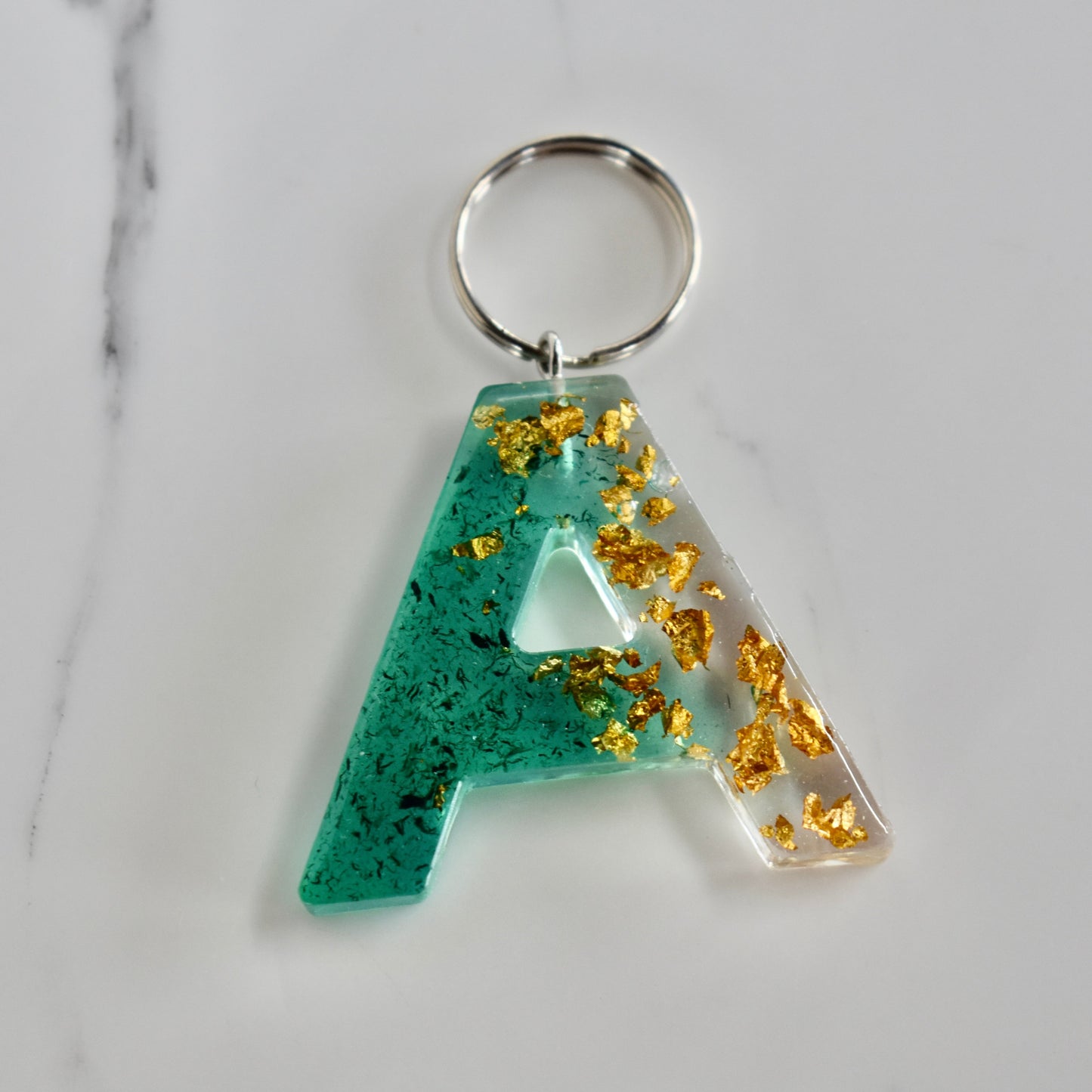 Beautifully hand made resin keychain. A perfect addition to a gift or a great thank you gift for a wedding.