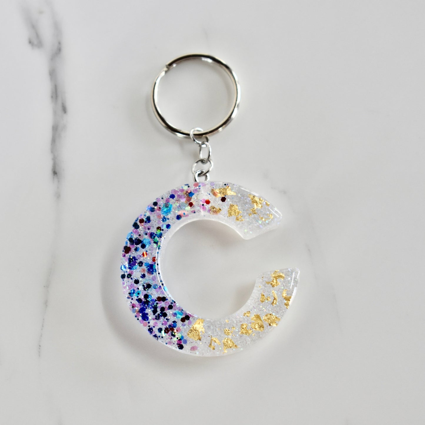 Beautifully hand made resin keychain. A perfect addition to a gift or a great thank you gift for a wedding.