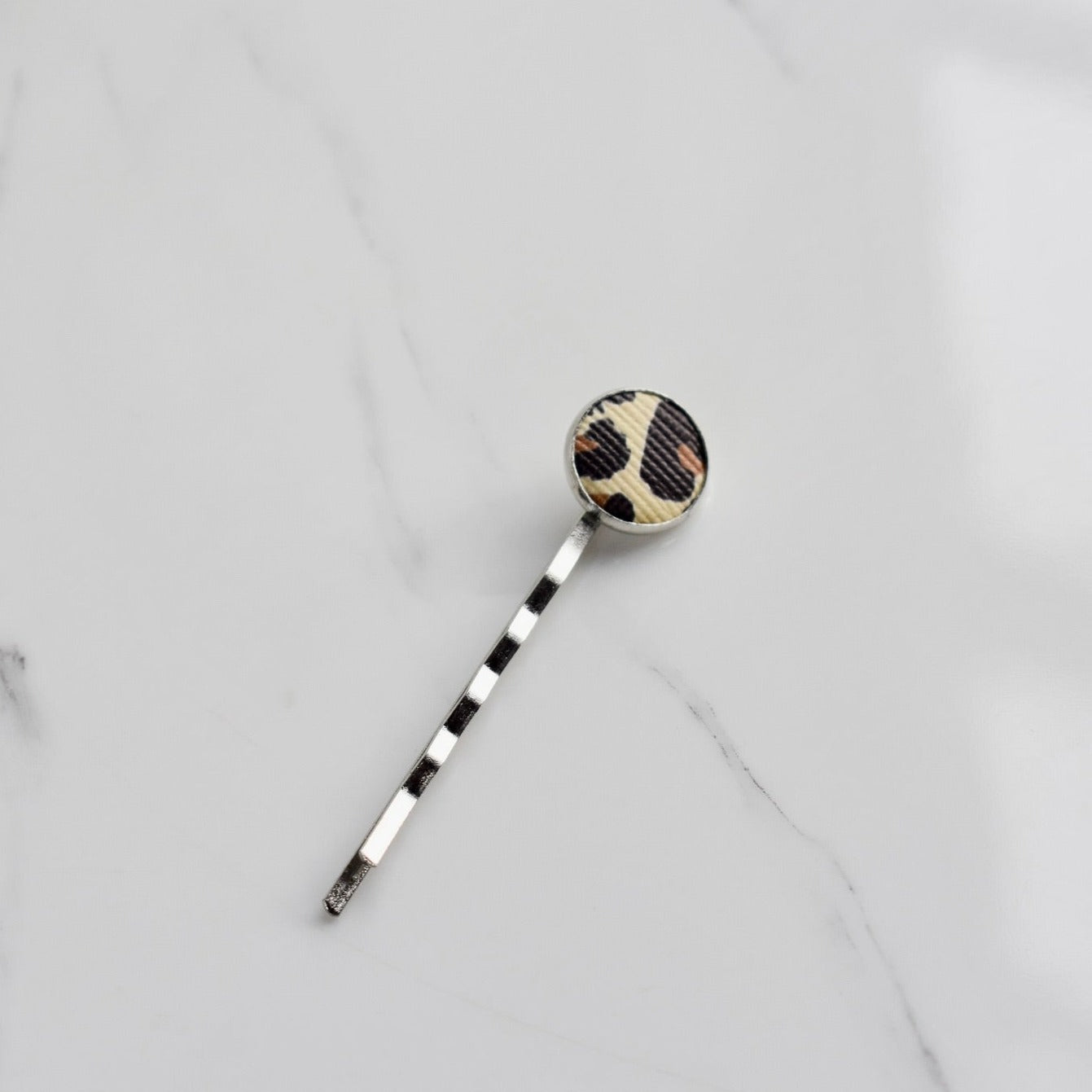 Handmade, small pin clip. Can be made with resin or leather.