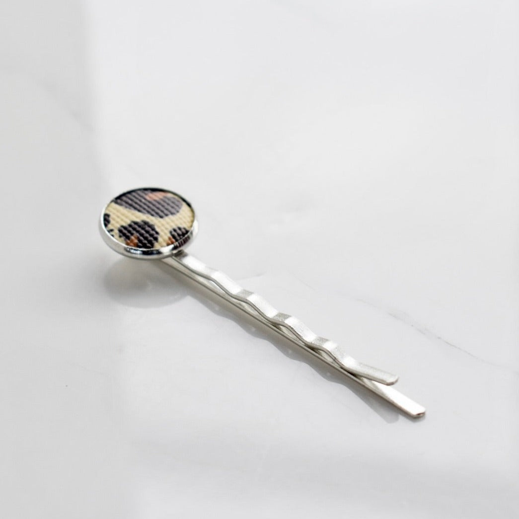 Handmade, small pin clip. Can be made with resin or leather.