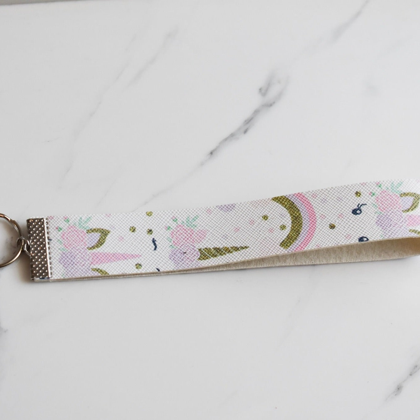 Beautifully hand made faux leather keychain. A perfect addition to a gift or a great thank you gift for a wedding.
