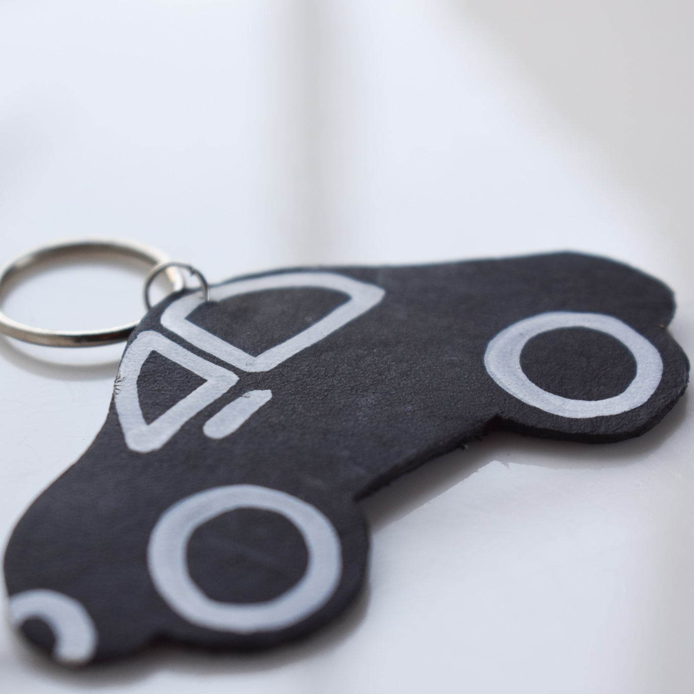 Beautifully hand made leather keyring. A perfect addition to a gift or a great thank you gift for a wedding.