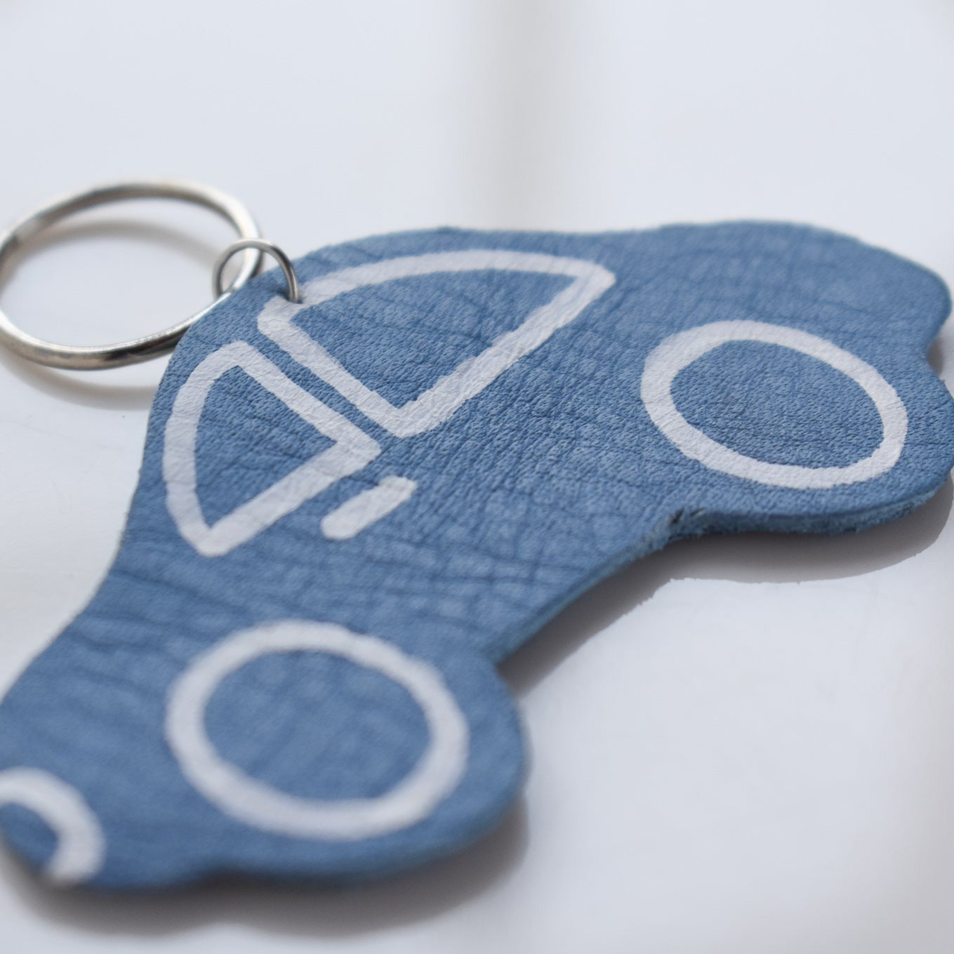 Beautifully hand made leather keyring. A perfect addition to a gift or a great thank you gift for a wedding.
