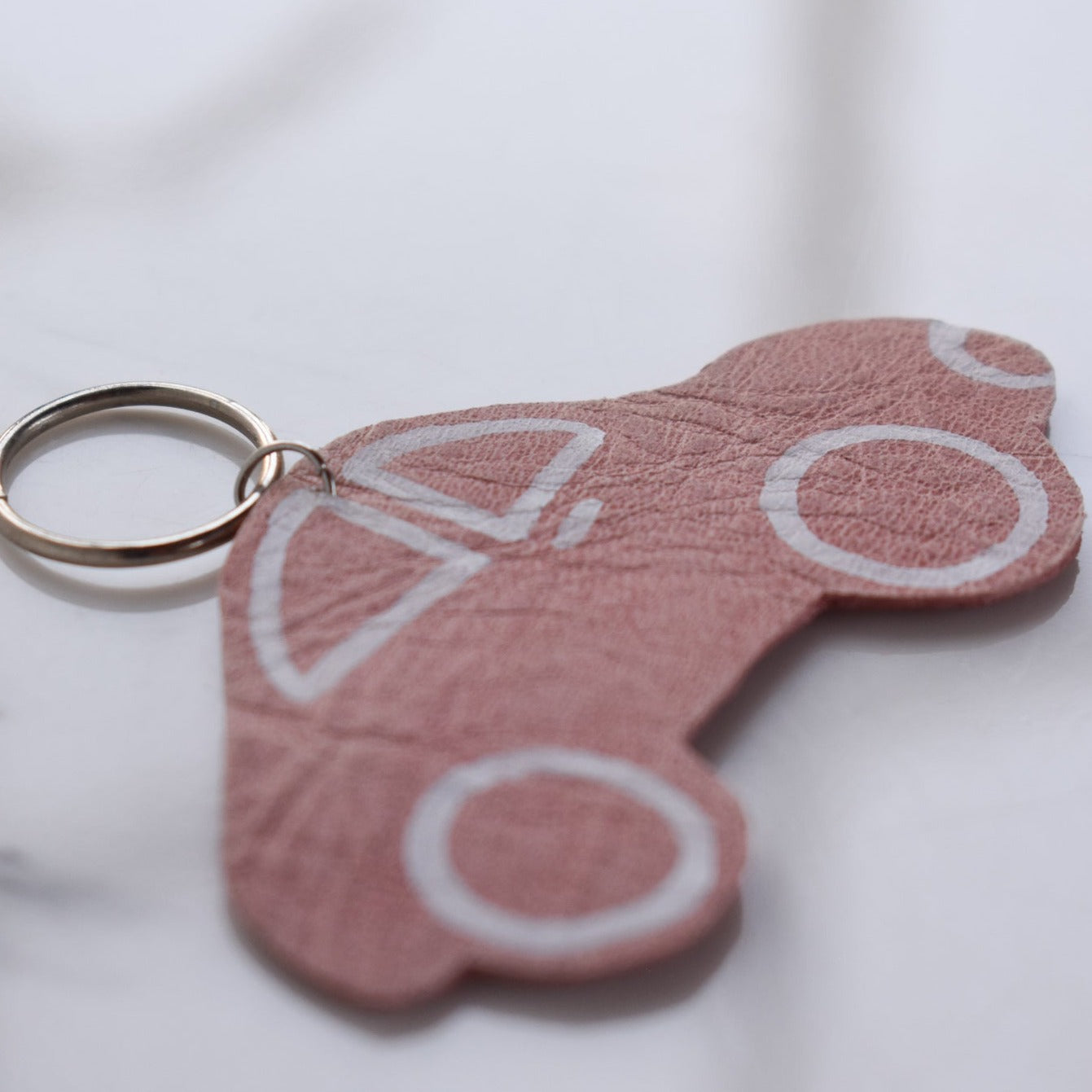 Beautifully hand made leather keyring. A perfect addition to a gift or a great thank you gift for a wedding.