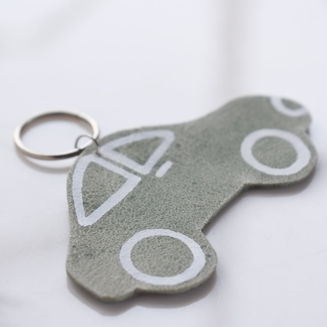 Beautifully hand made leather keyring. A perfect addition to a gift or a great thank you gift for a wedding.