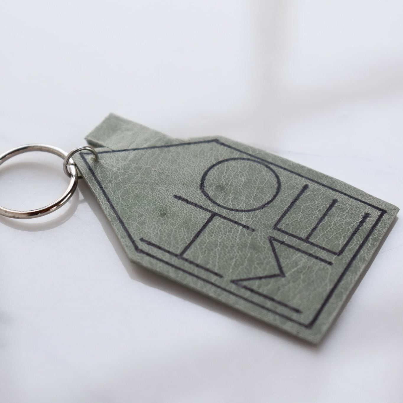Beautifully hand made leather keychain. A perfect addition to a gift or a great thank you gift for a wedding.