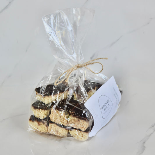 Indulge in decadent, just-out-of-the-oven homemade cookies. Delight in their melt-in-your-mouth texture and irresistible crispy goodness. Ideal for any occasion or as a luxurious gift. Personalised wedding favor choices are also on offer. For larger quantities, take advantage of our bulk discount and beautifully package them for your guests.