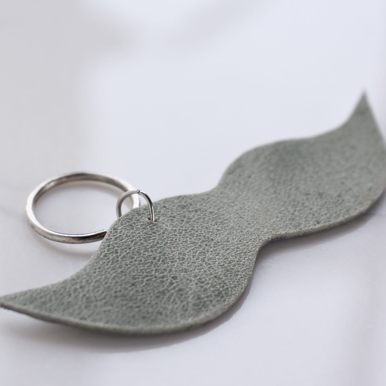 Beautifully hand made leather keychain. A perfect addition to a gift or a great thank you gift for a wedding. 