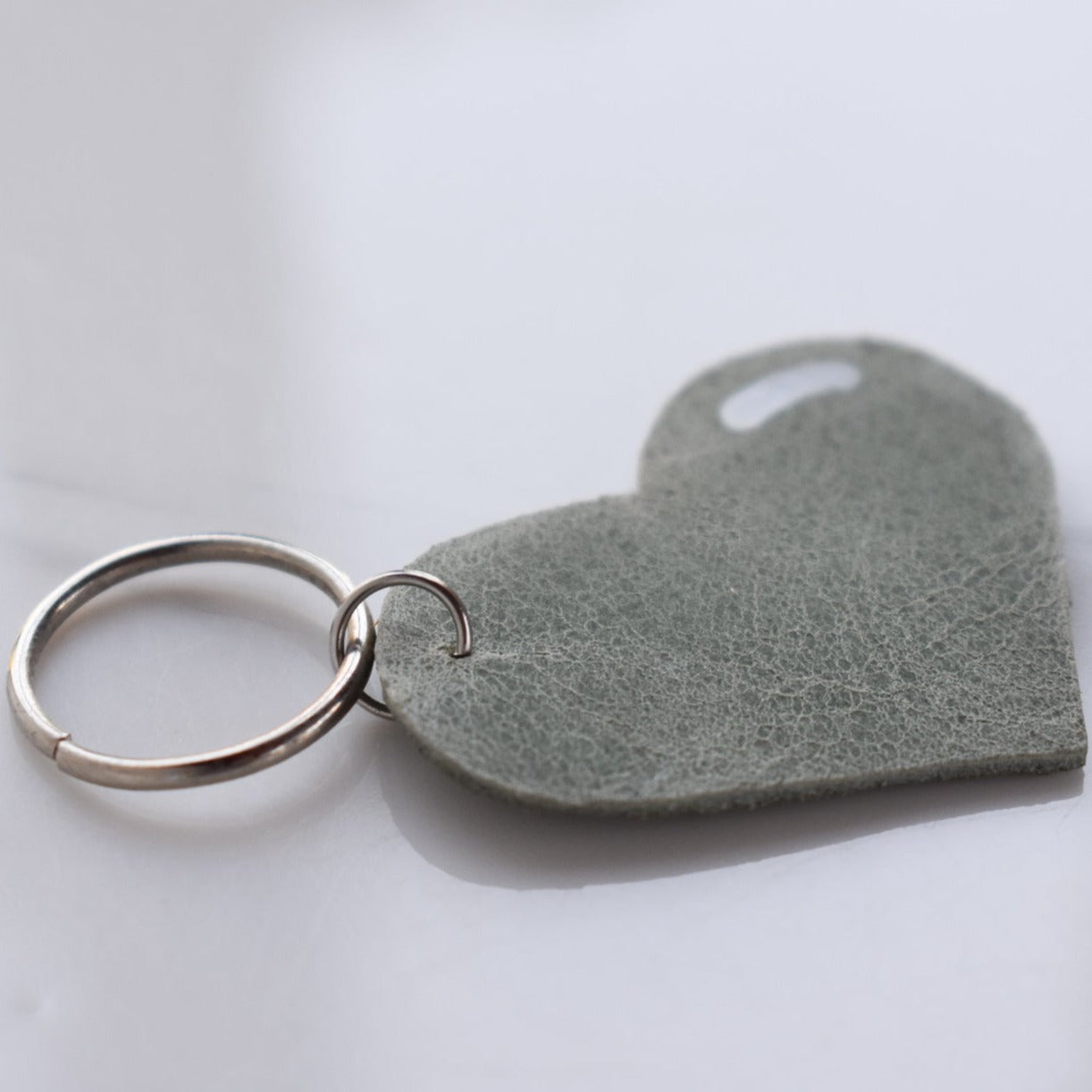 Beautifully hand made leather keychain. A perfect addition to a gift or a great thank you gift for a wedding. 