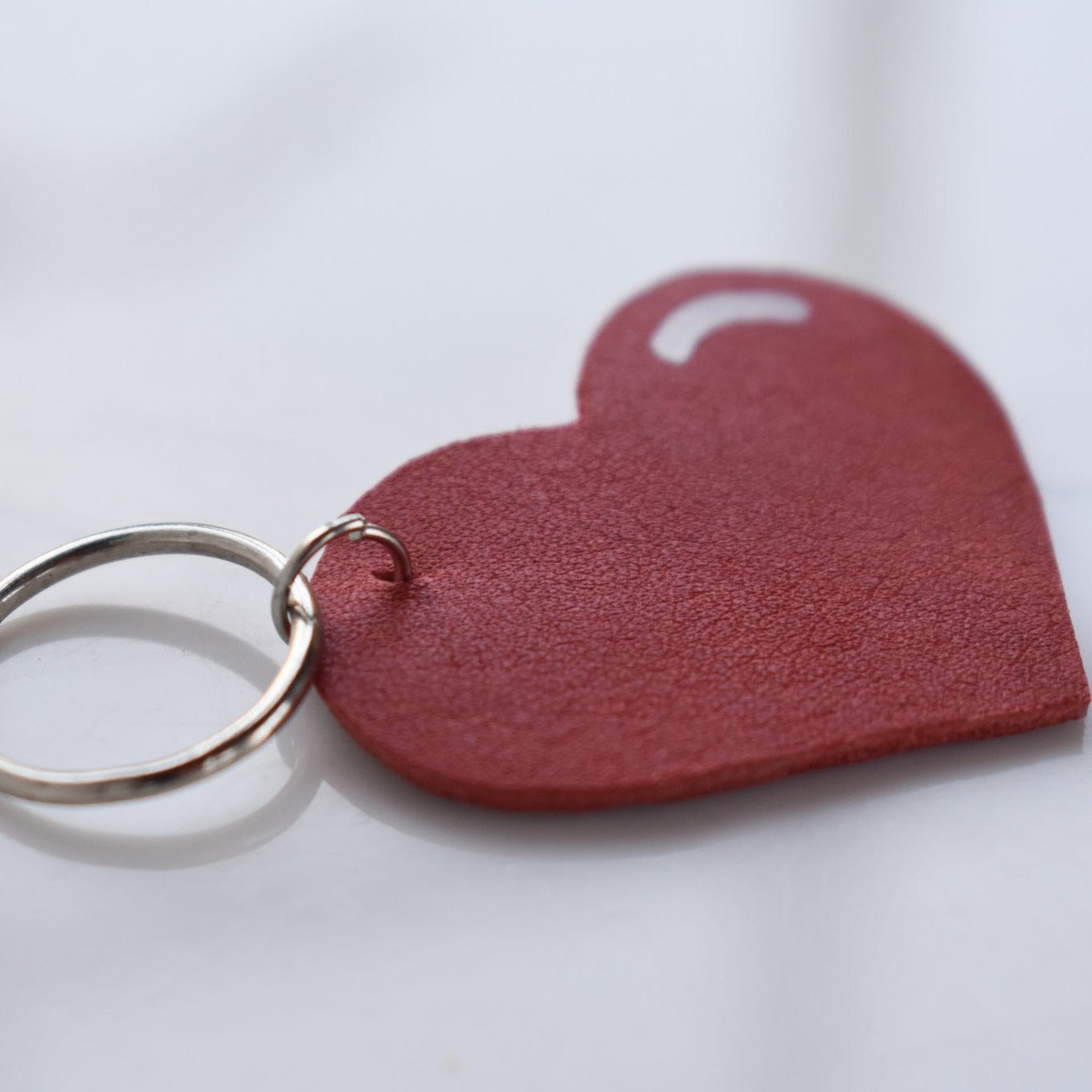 Beautifully hand made leather keychain. A perfect addition to a gift or a great thank you gift for a wedding. 