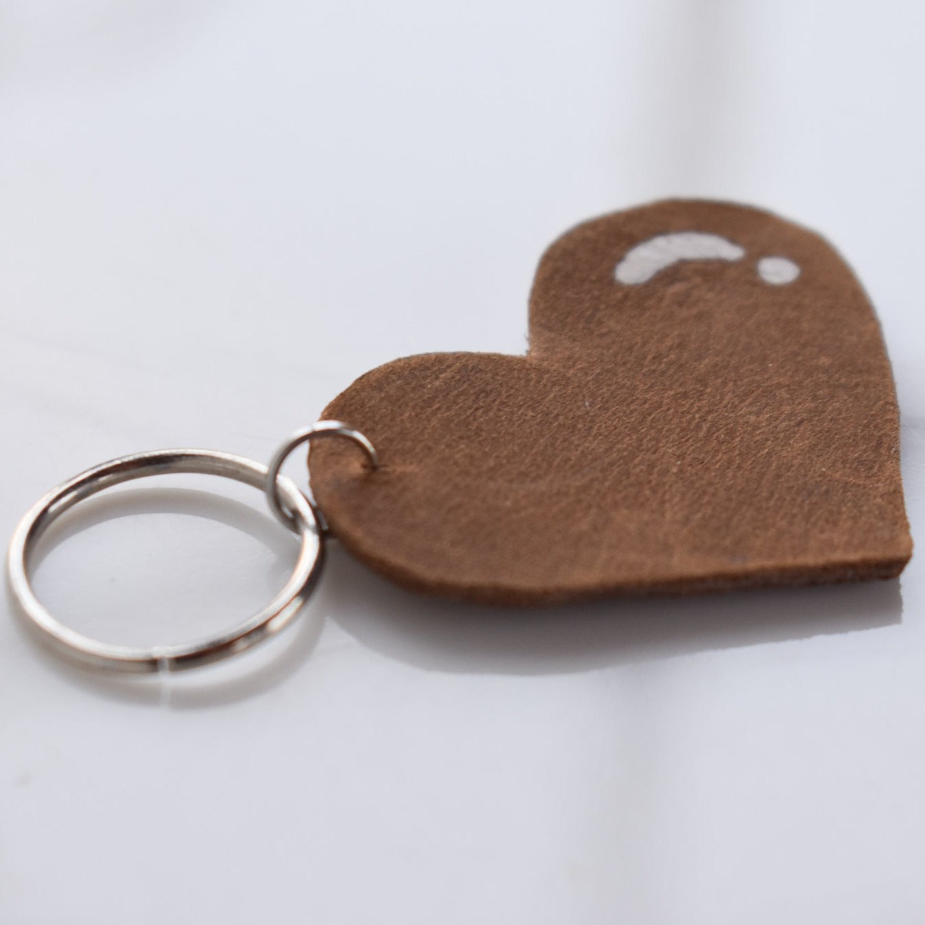 Beautifully hand made leather keychain. A perfect addition to a gift or a great thank you gift for a wedding. 