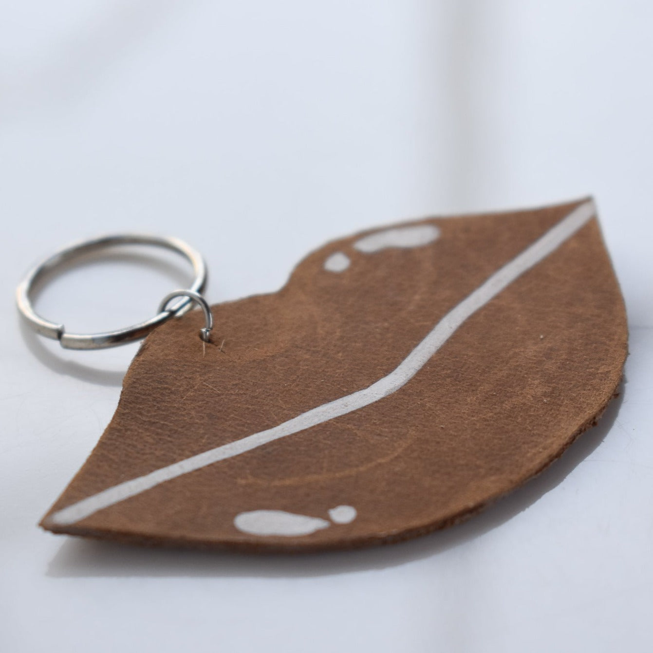 Beautifully hand made leather keychain. A perfect addition to a gift or a great thank you gift for a wedding. 