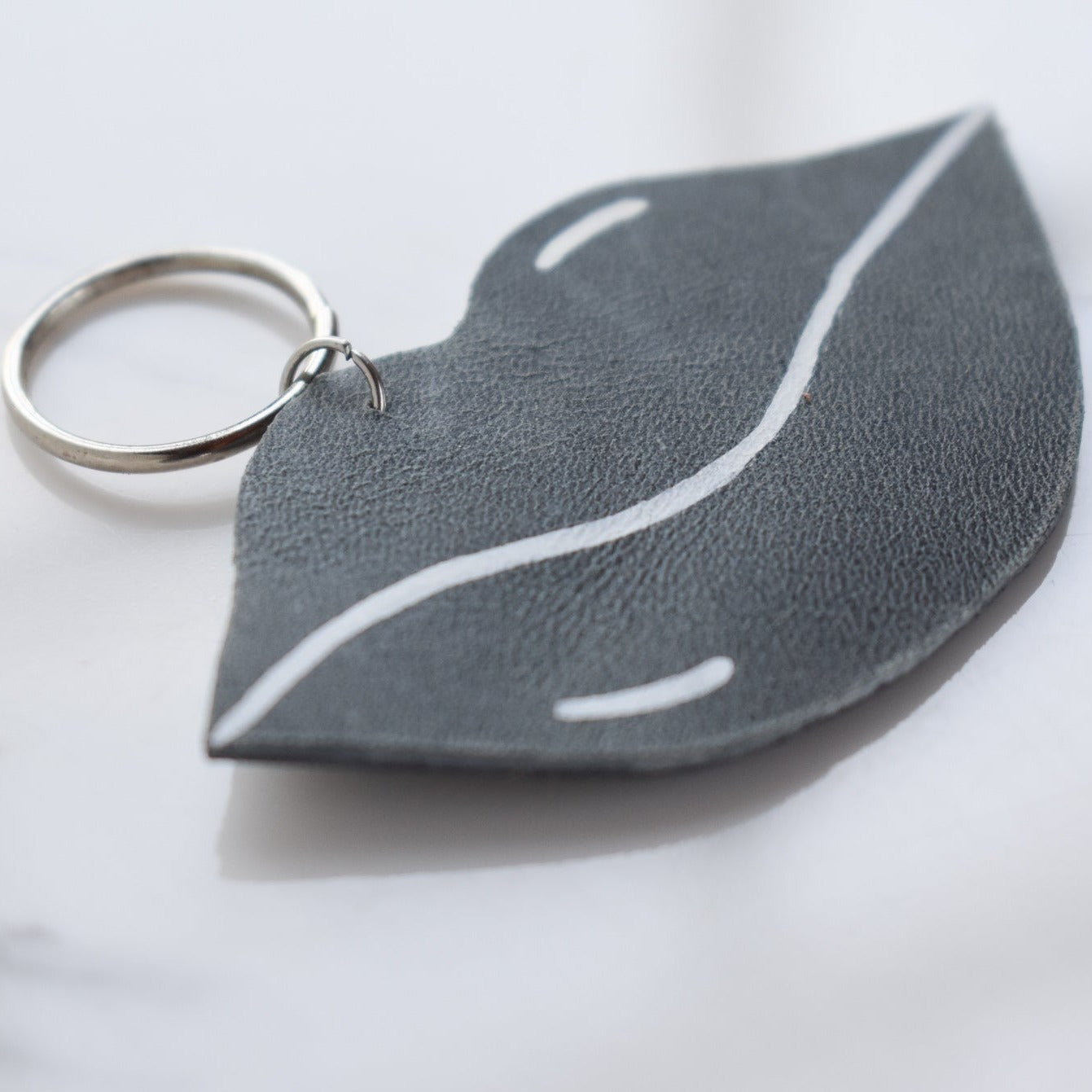 Beautifully hand made leather keychain. A perfect addition to a gift or a great thank you gift for a wedding. 