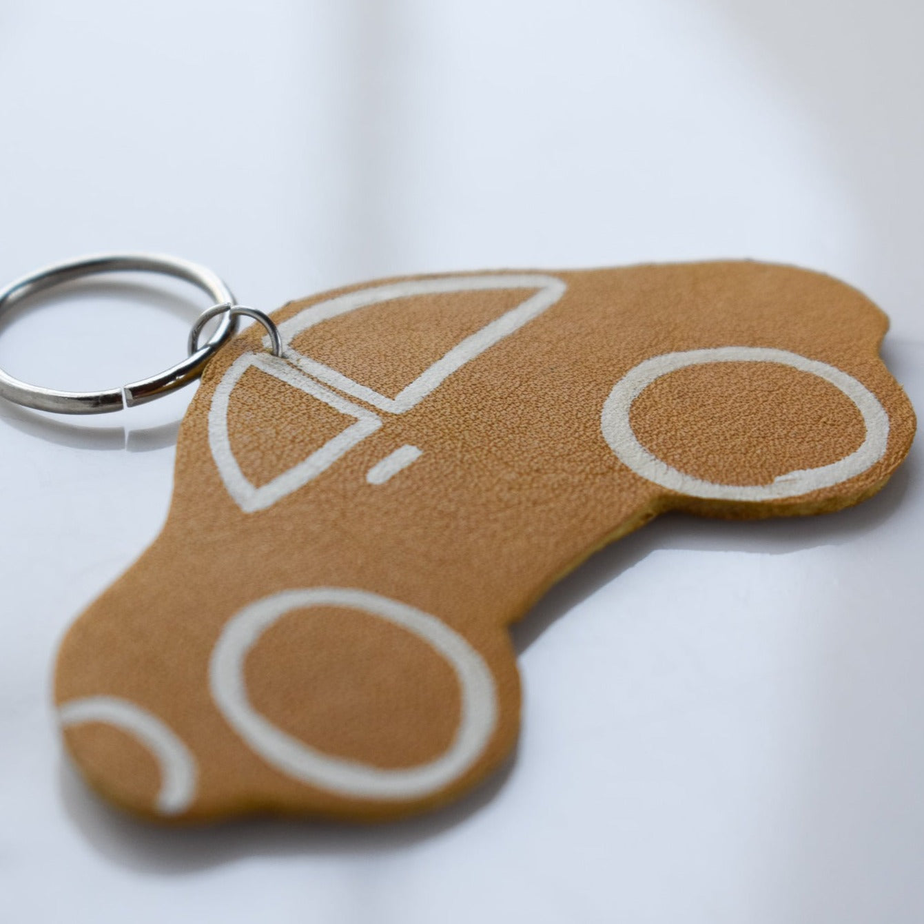 Beautifully hand made leather keyring. A perfect addition to a gift or a great thank you gift for a wedding. 