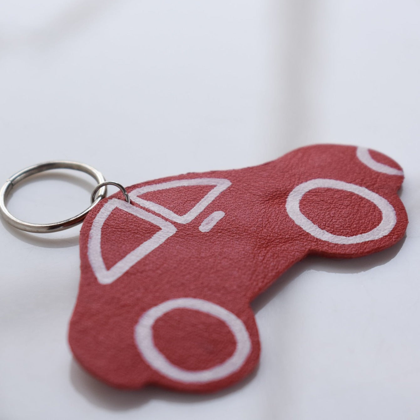 Beautifully hand made leather keyring. A perfect addition to a gift or a great thank you gift for a wedding. 