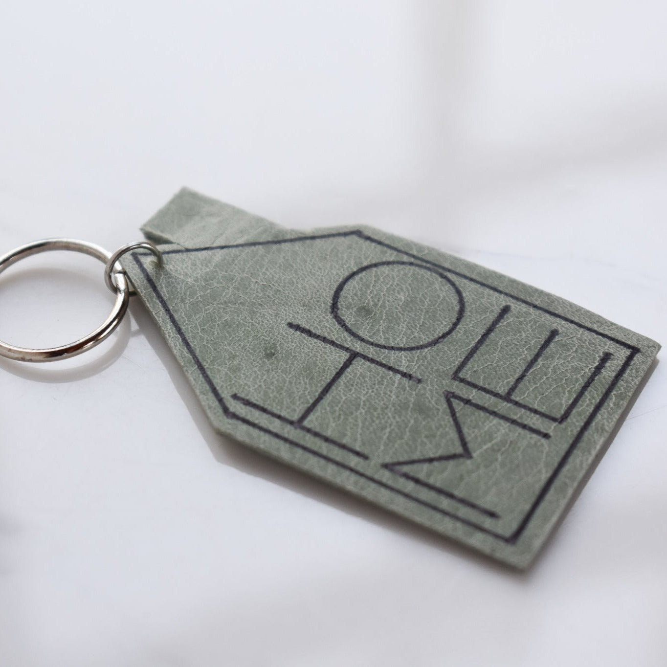 Beautifully hand made leather keychain. A perfect addition to a gift or a great thank you gift for a wedding. 